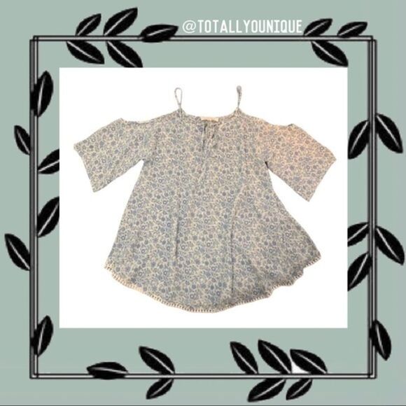 Francesca’s Peek-a-boo Shoulder Floral Blouse - Picture 1 of 9